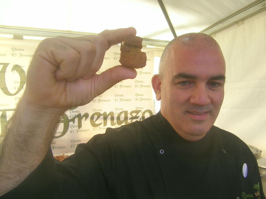 El cocinero Antonio Escalona, autor de las abóndigas en salsa de piquillos de la Venta El Frenazo. Foto: Cosasdecome