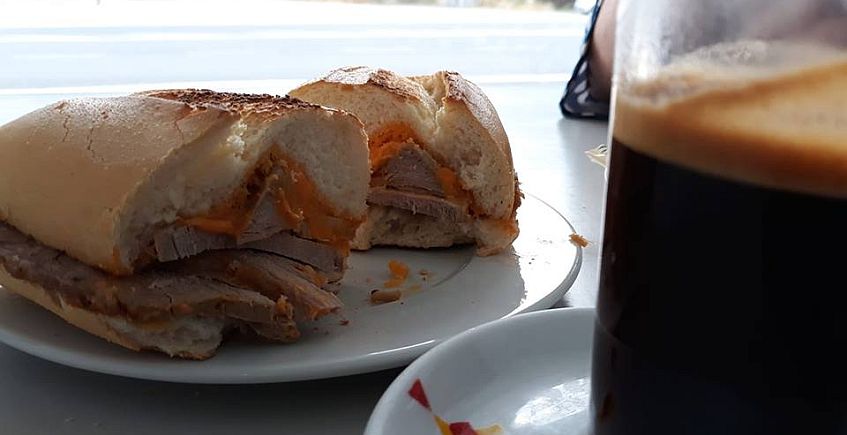 El bocadillo de lomo en manteca del restaurante La Barca de Vejer