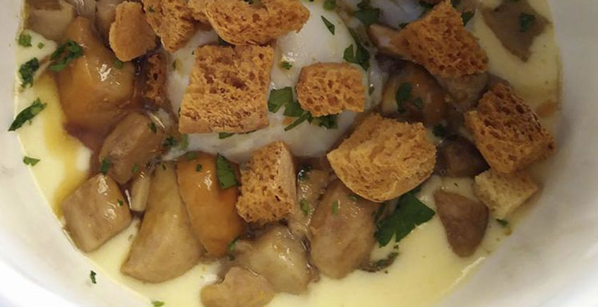 Los boletus con patatas trufadas y huevo del restaurante El Duque