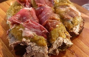 El pan de carne mechá y jamón de La Bodeguilla del Bar Jamón