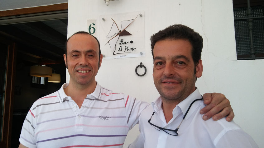 El cocinero Diego Barroso junto a su hermano Antonio Ramón, que se encarga de atender al público, a la entrada del bar El Punto. Foto: Cosasdecome