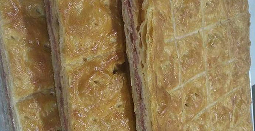 La empanada de dátiles, bacon y queso de la confitería Juan Moreno