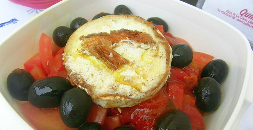 Ensalada de tomates, pimientos asados y queso de cabra “Quilla”