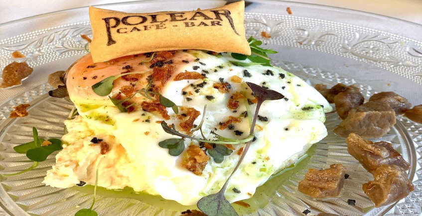 La ensaladilla con huevo frito y chicharrones del Café Bar Polear