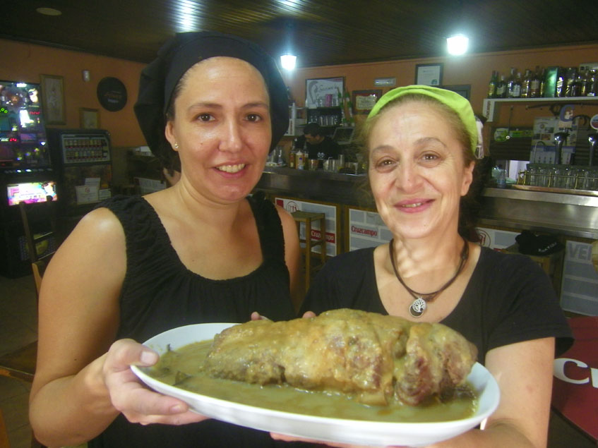Eva María Pérez, también cocinera de la Venta Mateo, posa con la carne mechá y Mercedes Millán, autora de la receta, junto a la magnífica carne mechá de la Venta Mateo. Foto: Cosasdecome