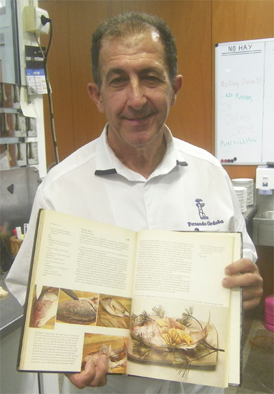 Fernando Córdoba muestra la página del libro The Cooking o Japan en la que se inspiró para esta receta. Treinta años después sigue conservando la publicación. Foto: Cosasdecome