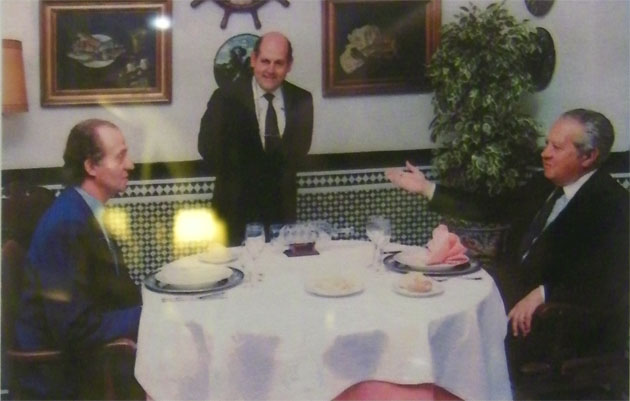 El Rey eméirto don Juan Carlos con el entonces presidente de Portugal, Mario Soares, en una comida que celebraron en El Faro en 1992 y en la que comieron tortillitas de camarones. En el centro aparece Gonzalo Córdoba. Foto: Cedida por el restaurante El Faro. 