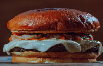 La hamburguesa de queso y chicharrones de Gozo Napulitan Slow Food