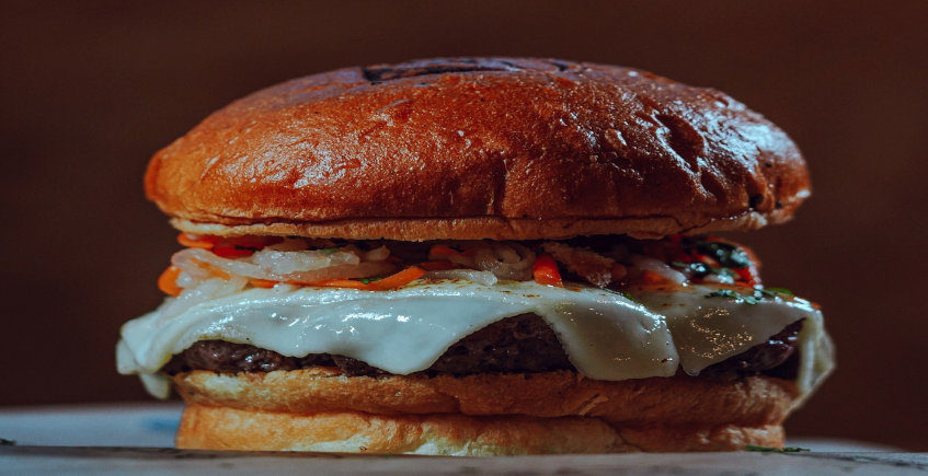 La hamburguesa de queso y chicharrones de Gozo Napulitan Slow Food