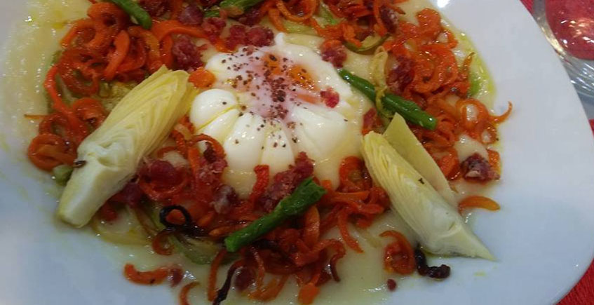 El huevo campero con espaguetis vegetales de La Divina