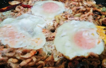 Los huevos cuajaos con camarones al ajillo de la Venta El Raspa