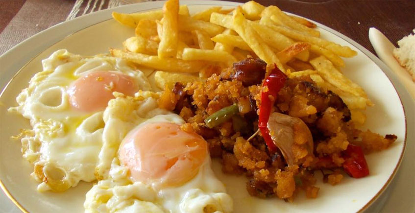 Los huevos fritos con patatas y migas de la peña El Berrueco