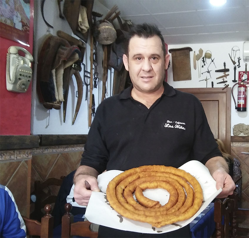 José Antonio Pérez del café bar Las Niñas de Olvera con una de sus ruedas de churros. Foto: Cosasdecome