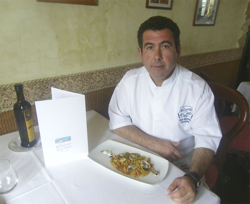 El cocinero José Manuel Córdoba con la versión actual del plato. Foto: Cosasdecome