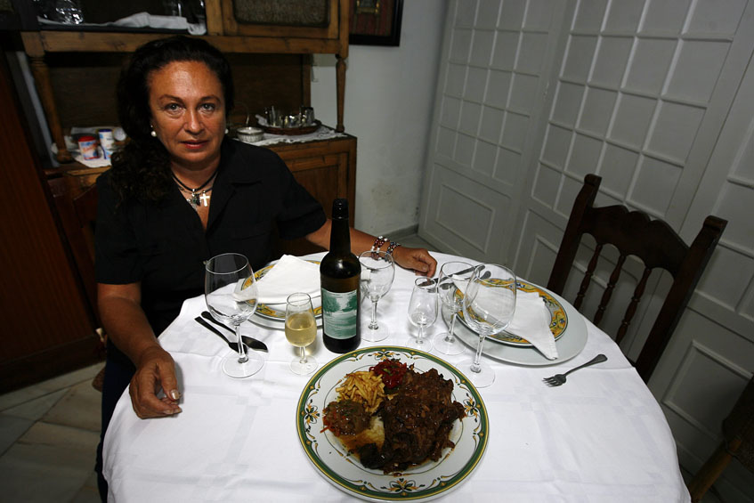 Juana de los Santos en una foto tomada en su restaurante. Posa con un plato de pato en salsa. La foto es cedida por La Voz de Cádiz. 