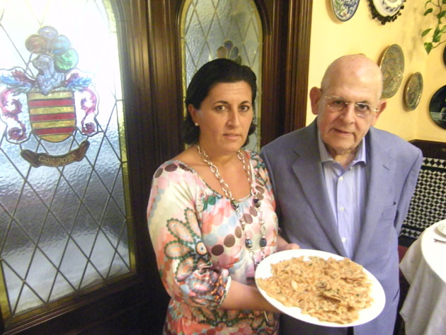 Mayte Córdoba junto a su padre, Gonzalo Córdoba. Los dos portan una ración de tortillitas de camarones. Foto: Cosasdecome