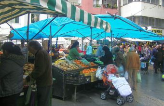 Viernes de pescaíto en el Mercado de Abastos de Algeciras