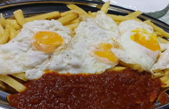 Las papas fritas con huevo y tomate del Chiringuito Las Piletas