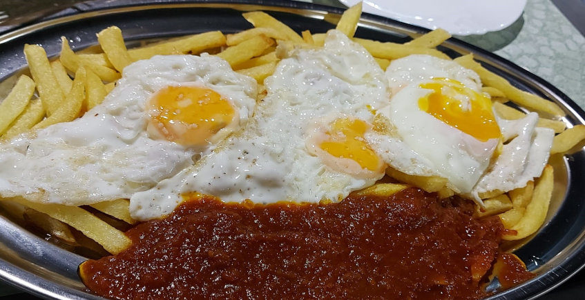 Las papas fritas con huevo y tomate del Chiringuito Las Piletas