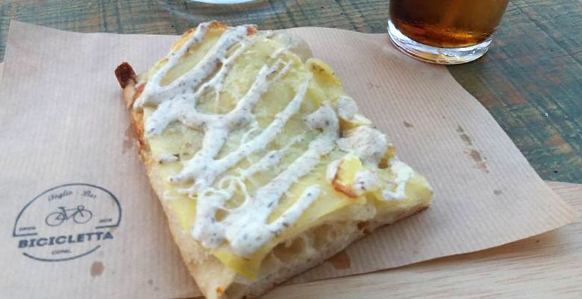 La pizza de patata con crema de trufas y parmesano de Bicicleta Taglio Bar
