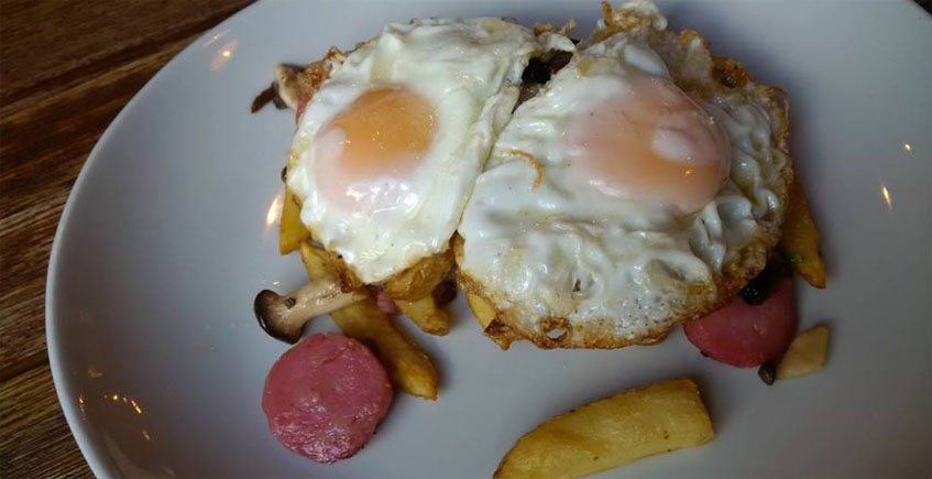 Los huevos fritos con setas, tirabeques y butifarra de Sonámbulo