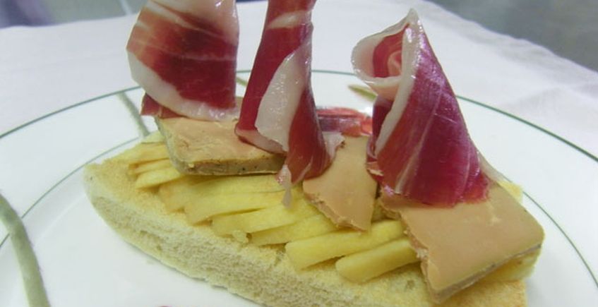 La tosta de foie con manzana asada y jamón de Jabugo del Ventorrillo del Chato