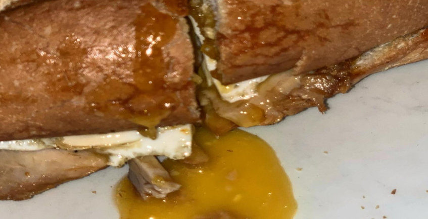 El bocadillo de lomo en manteca con huevo frito de La Venta Pinto