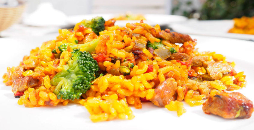 El arroz con verduras y carne del Restaurante El veranillo de Santa Ana