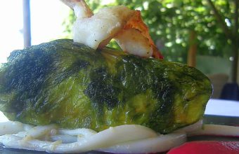 Corvina en papillote de algas con tallarines de calamar y crema de remolacha del restaurante La Breña