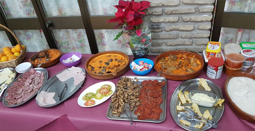El buffet de desayuno del Mesón Asador Las Pachecas