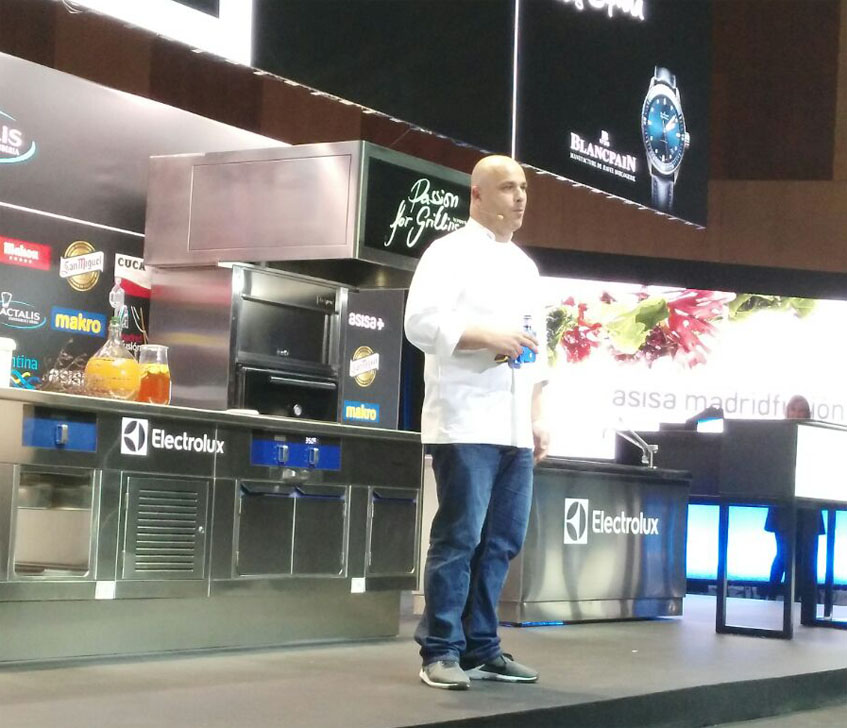 Angel León durante su intervención hoy lunes en Madrid Fusión. La foto es del cocinero gaditano José Sánchez de El Roqueo. 