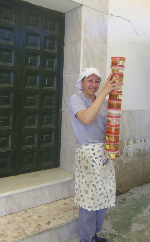 Personal de la Venta El Pollo transportando "material" para ponerle a las rebanás. foto: Cosasdecome