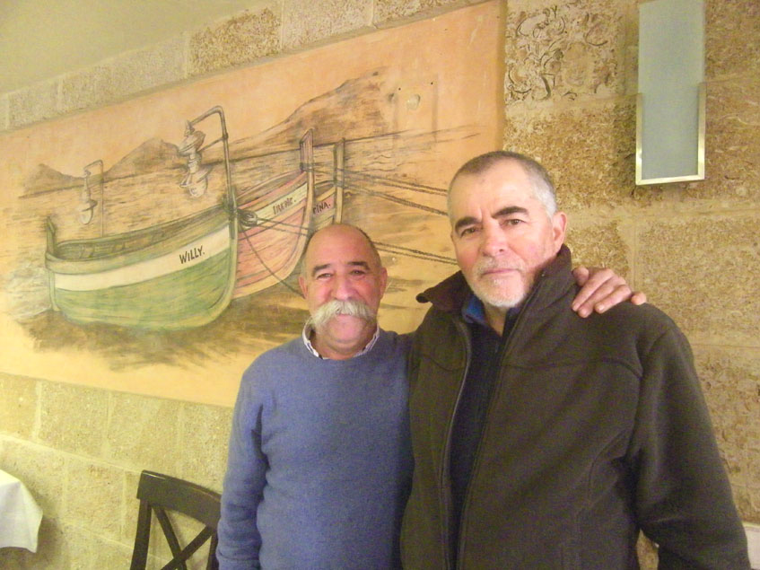 Willy, del restaurante Willi posa junto a Manolo Sánchez Salas, uno de los hosteleros pioneros en la zona. Los dos están en uno de los salones del restaurante Willy. Foto: Cosasdecome