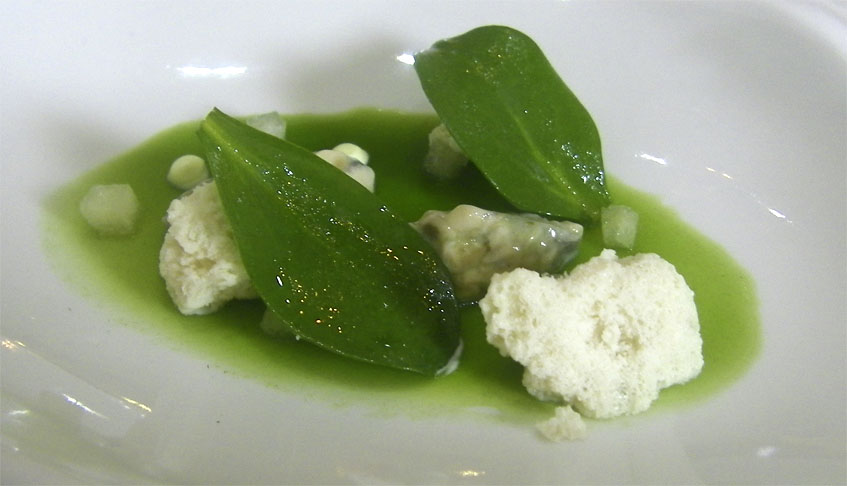 La ensalada de ostiones lleva hojas de ostra, una peculiar planta cuyas hojas recuerdan en sabor a este marisco. Foto: Cosasdecome