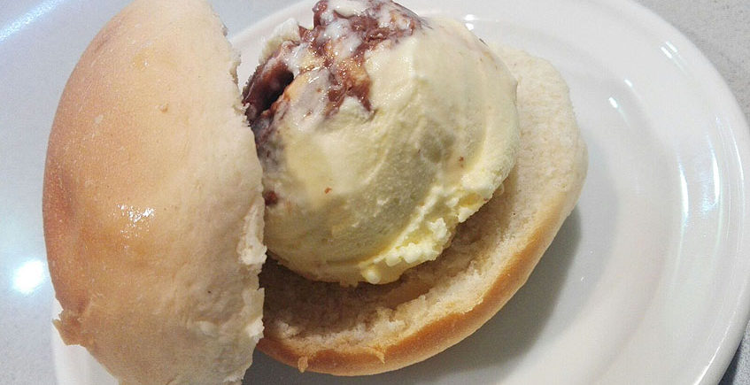 La heladería El Mastrén de Vejer lanza un bollo de leche relleno de helado