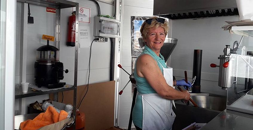 Una emprendedora sexagenaria abre la única churrería de Setenil