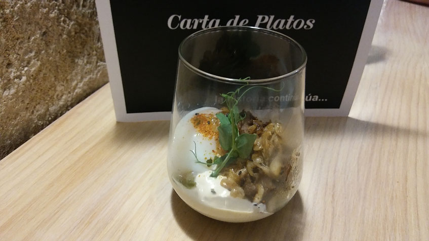 La ensaladilla se presenta en vaso y con un huevo cuajado. Foto: Cosasdecome. 