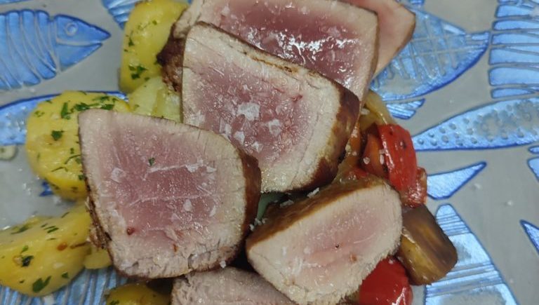 30 Morrillo de atún de Petaca Chico con verduras y patatas salteadas en Aproa de Jerez