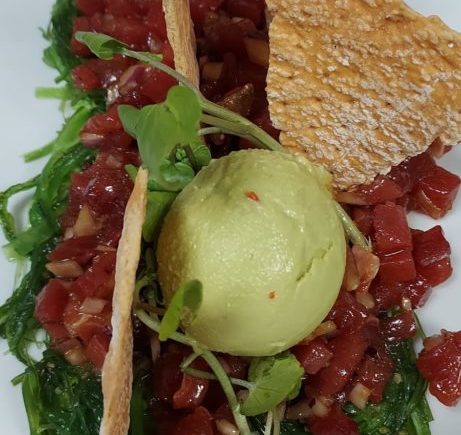33 Tartar de atún, aguacate y alga wakame en La Cruz Blanca de Jerez