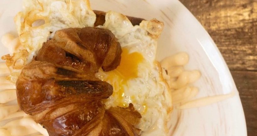 Croissant de carrillada con mahonesa de chili dulce y huevo frito