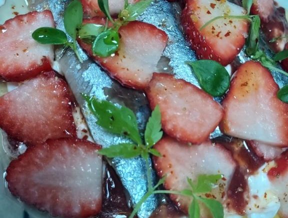 38 Burrata con sardinas ahumadas y fresas picantes en La Cruz Blanca de Jerez