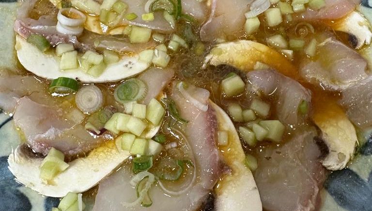 42 Láminas de pez limón, champiñones, pepino encurtido y aliño de soja y yuzu en La Cruz Blanca de Jerez