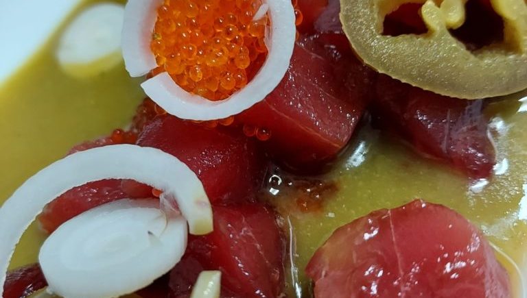9 Dados de atún,aguachile de tomatillos verdes y tobiko en Cruz Blanca de  Jerez - CosasDeCome