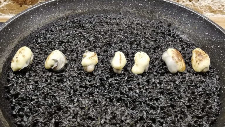 Arroz negro con ostras gratinadas de Almanaque de Cádiz