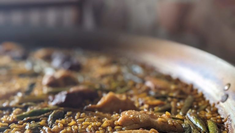 Arroz seco de pollo, costillas y verduras de Mesón Sabor Andaluz de Alcalá del Valle