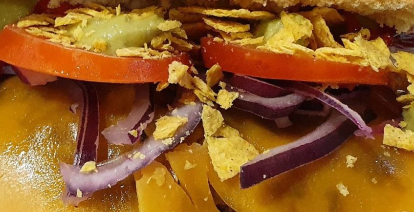 Bocata Viva México con Carrillada, sciracha, pimiento chile, nachos, guacamole, tomate, queso cheddar y cebolla morada a domicilio en MSF Cádiz