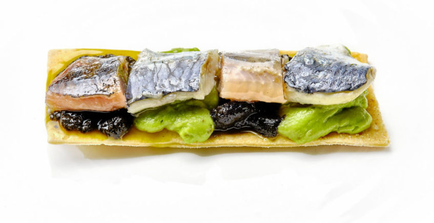 Dúo de sardinas (ahumada y en vinagre), olivada y guacamole sobre una regañá artesanal de El Faro de Cádiz