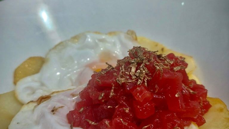 Huevos rotos con tartar de atún y trufa negra de 5 oceanos de Zahara de los Atunes