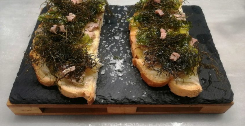La tostá del mar, solomillo de atún en aceite con una base de queso payoyo, y algas agonori y Lechuga de mar en Mariscos Castilla de Chiclana