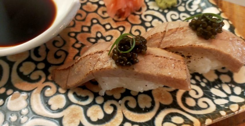 Nigiri sushi de ventresca flameada con caviar en Salicornia de Cádiz